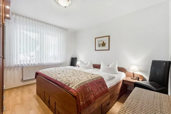 Schlafzimmer mit Doppelbett und großem Kleiderschrank  Ferienwohnung Sobek