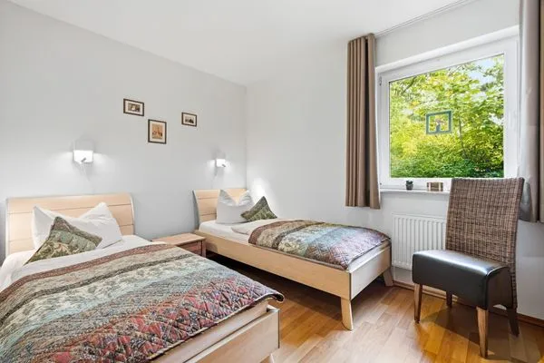 Schlafzimmer mit TV und zwei Einzelbetten  Ferienwohnung Sobek