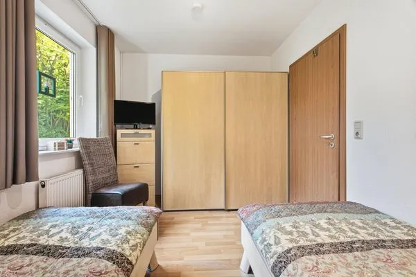 Schlafzimmer mit TV und zwei Einzelbetten  Ferienwohnung Sobek