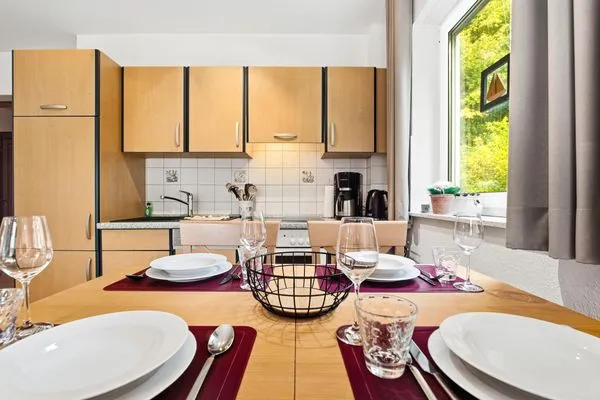 Esstisch und offene Küchenzeile  Ferienwohnung Sobek