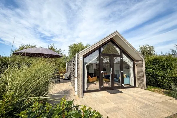  EuroParcs Marina Strandbad Chalet IJsselNest mit Zaun Haus Nr. 416