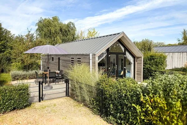  EuroParcs Marina Strandbad Chalet IJsselNest mit Zaun Haus Nr. 416