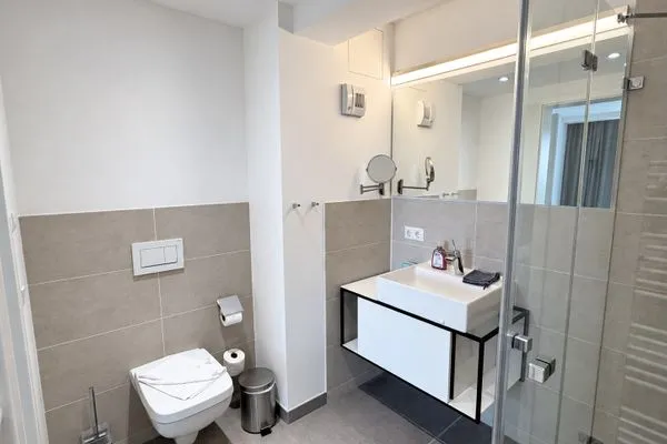 Badezimmer: Dusche, WC, Haartrockner  FeWo Albatros in Prora - 6.52