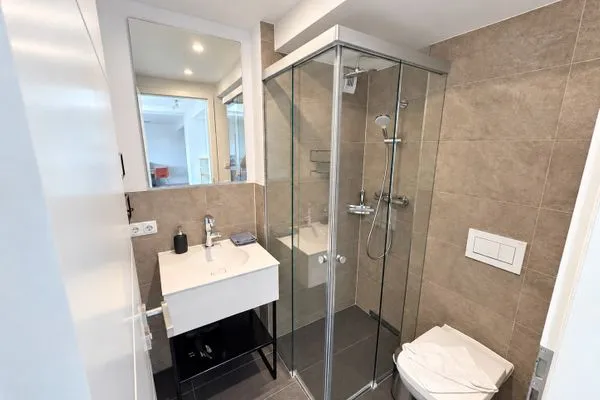 Badezimmer: Dusche, WC, Haartrockner  FeWo Albatros in Prora - 6.52