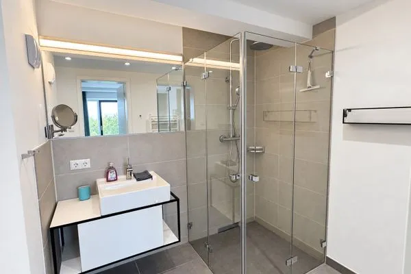Badezimmer: Dusche, WC, Haartrockner  FeWo Albatros in Prora - 6.52