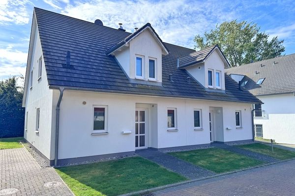 Moderne Haushälfte mit drei Schlafzimmern und Kamin