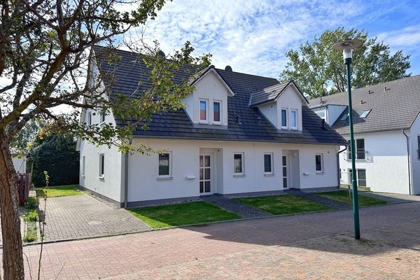 Moderne Haushälfte mit drei Schlafzimmern und Kamin