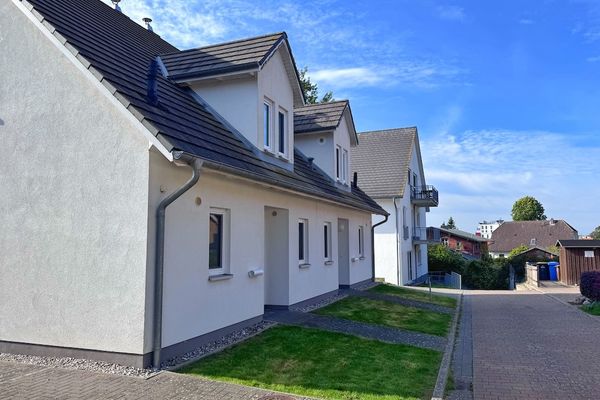 Moderne Haushälfte mit drei Schlafzimmern und Kamin