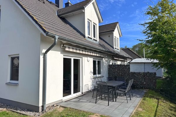 Moderne Haushälfte mit drei Schlafzimmern und Kamin