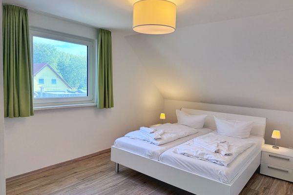 Moderne Haushälfte mit drei Schlafzimmern und Kamin