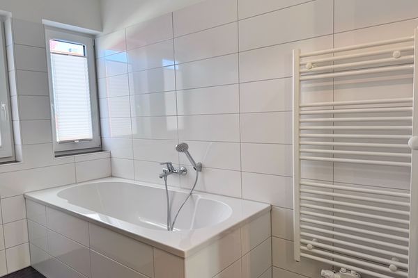 Moderne Haushälfte mit drei Schlafzimmern und Kamin