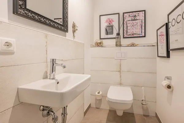 Gäste-WC  Ferienhaus Ferdinand mit Sauna, Kamin und Terrasse - Hunde willkommen
