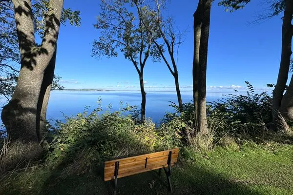 Die schöne Gartenbank mit Meerblick im Garten vom Bauernhaus am Mühlendamm  Bauernhaus am Mühlendamm