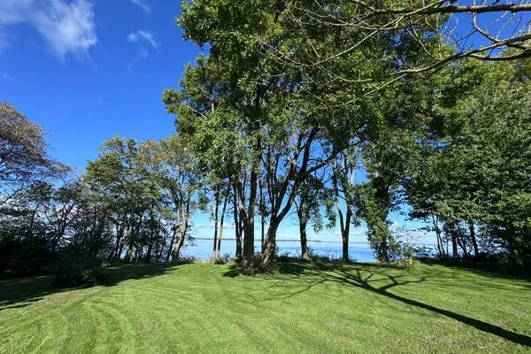 Großer Garten mit Meerblick und Bank direkt am Meer  Bauernhaus am Mühlendamm