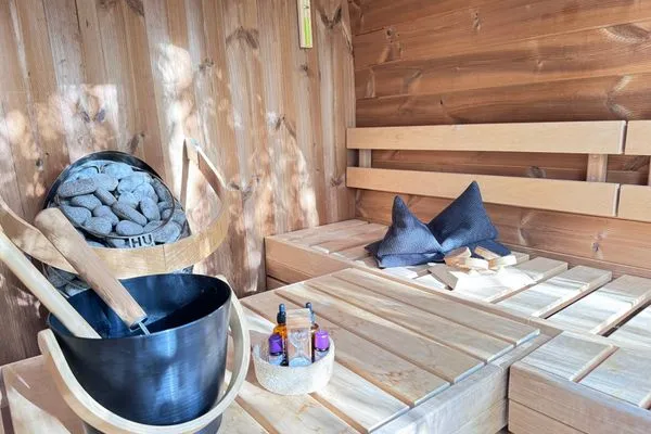 Die Gartensauna mit Außendusche  Haifischsieben