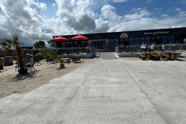 Bäckerei, Cafe, Eisdiele am Strand in ca. 300 m  Meerblick (50.4.N)