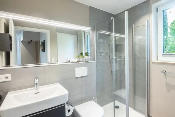  Ferienwohnung Lakeside Lodge Nonnenhorn - Badzimmer mit WC und Dusche