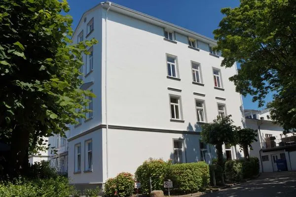 Fassade / Eingang  helle Ferienwohnung, strandnah mit großem Balkon