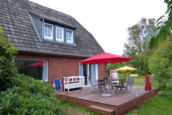 Ferienhaus mit Terrasse und Sonnenschirm am Ferienhaus Koggenhüs in Norddorf auf Amrum  Ferienhaus *Koggenhüs*