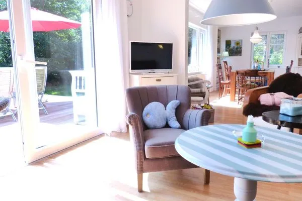 Wohnzimmertisch im Ferienhaus Koggenhüs in Norddorf auf Amrum  Ferienhaus *Koggenhüs*