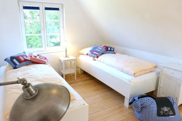 Schlafzimmer mit zwei Betten im Ferienhaus Koggenhüs in Norddorf auf Amrum  Ferienhaus *Koggenhüs*