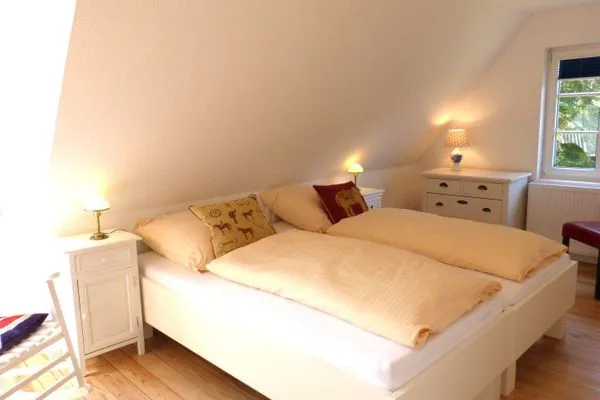 Doppelbettschlafzimmer im Ferienhaus Koggenhüs in Norddorf auf Amrum  Ferienhaus *Koggenhüs*