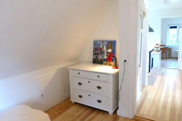 Kommode und Flur im Ferienhaus Koggenhüs in Norddorf auf Amrum  Ferienhaus *Koggenhüs*