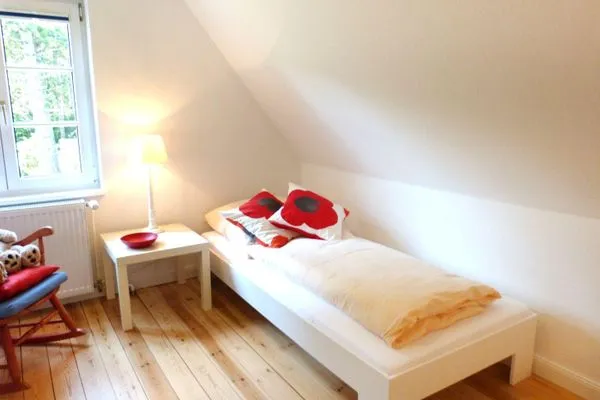 Einzelettschlafzimmer im Ferienhaus Koggenhüs in Norddorf auf Amrum  Ferienhaus *Koggenhüs*