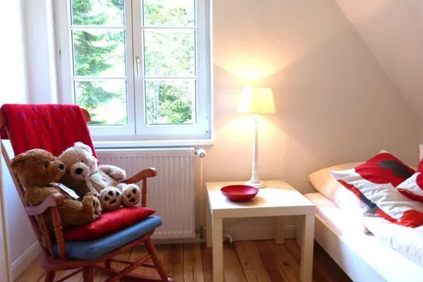 Schauelstuhl und Einzelbett im Ferienhaus Koggenhüs in Norddorf auf Amrum  Ferienhaus *Koggenhüs*