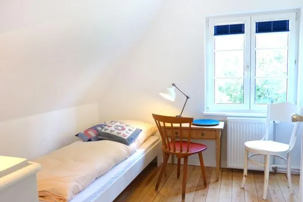 Einzelbett und Sekretär im Ferienhaus Koggenhüs in Norddorf auf Amrum  Ferienhaus *Koggenhüs*