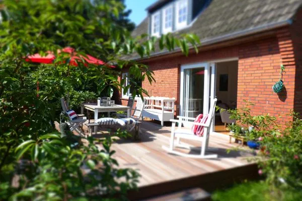 Holzterrasse am Ferienhaus Koggenhüs in Norddorf auf Amrum  Ferienhaus *Koggenhüs*