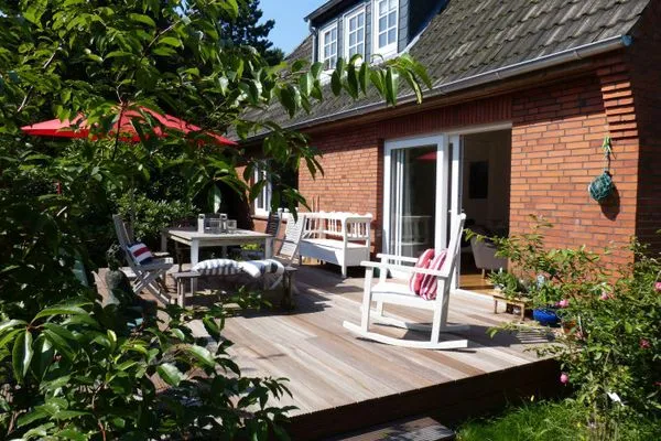 Garten und Terrasse am Ferienhaus Koggenhüs in Norddorf auf Amrum  Ferienhaus *Koggenhüs*