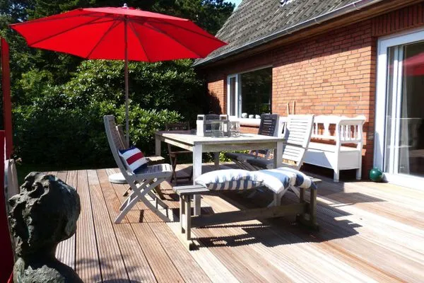 Terrasse mit Sonnenschirm am Ferienhaus Koggenhüs in Norddorf auf Amrum  Ferienhaus *Koggenhüs*