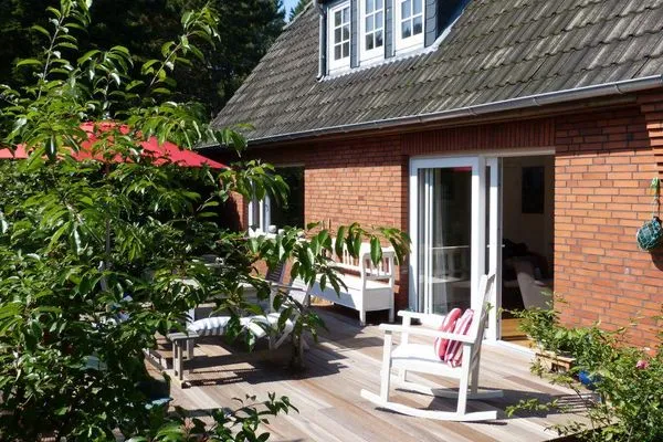 Terrasse im Sonnenschein am Ferienhaus Koggenhüs in Norddorf auf Amrum  Ferienhaus *Koggenhüs*