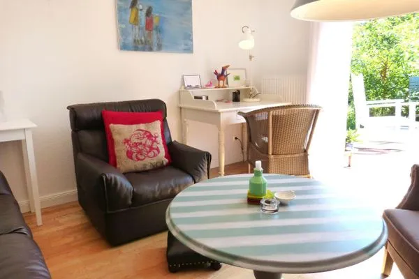 Wohnzimmertisch in dem Ferienhaus Koggenhüs in Norddorf auf Amrum  Ferienhaus *Koggenhüs*