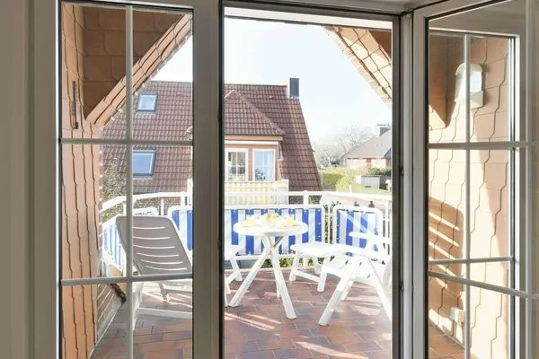 Wohnzimmer mit Blick auf Balkon Juist Zauber - Haus 1 Ferienwohnung Fries