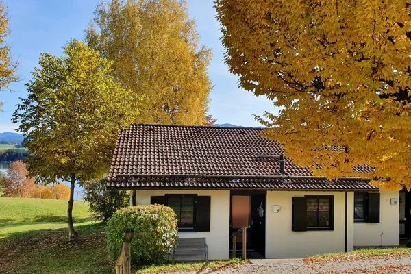 Fassade / Eingang Feriendorf Hochbergle Haus 142 - Lechseeblick