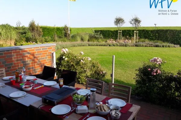Terrasse mit kleinem Tisch-Elektrogrill Haus Ebbe und Flut Ferienwohnung Deichläufer