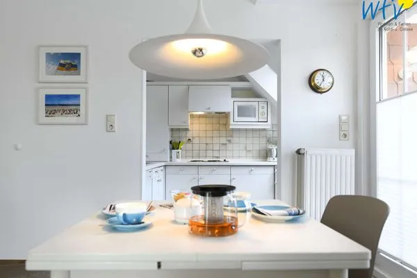 Essbereich mit Blick auf die Küche Juist Zauber - Haus 3 Ferienwohnung Christina