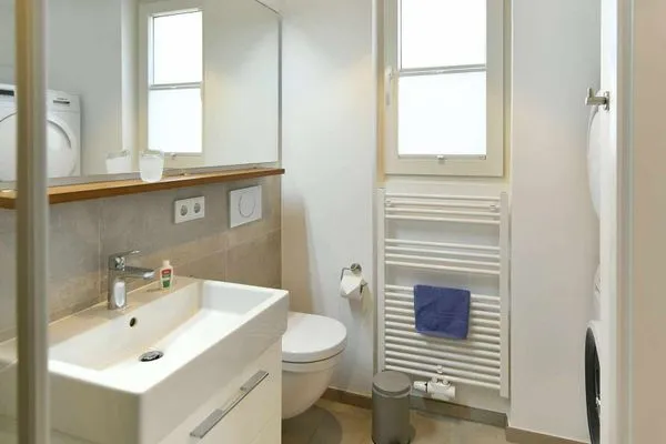 Badezimmer Haus Nordland Ferienwohnung Gartenblick