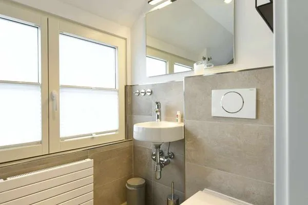 Badezimmer Haus Nordland Ferienwohnung Gartenblick