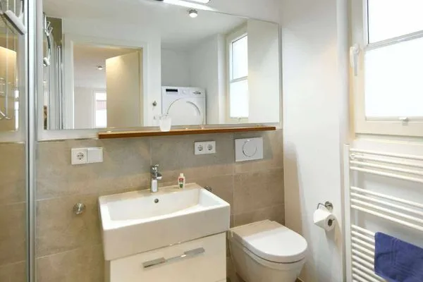 Badezimmer Haus Nordland Ferienwohnung Gartenblick