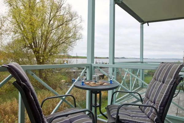 Balkon Residenz am Yachthafen Mann un Fru