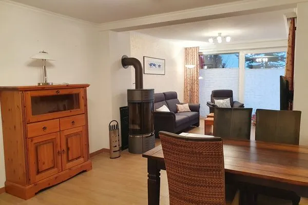 Wohnzimmer mit Kaminofen in der Ferienwohnung Passat im Haus Kap Hoorn in Wittdün auf Amrum Haus Kap Hoorn Ferienwohnung Passat