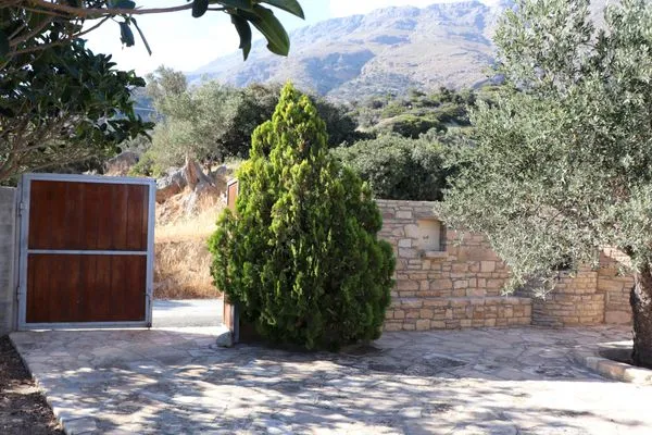 Facade / entrance  Amathianis