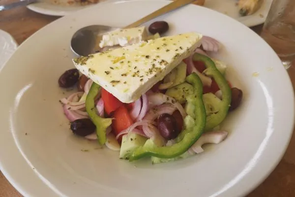 Griechischer Salat in der Taverne Kalamakia