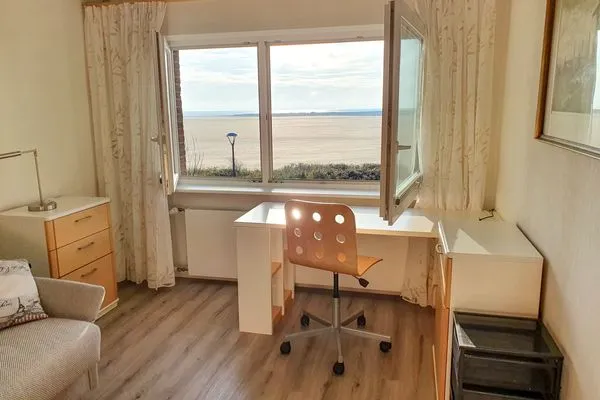 Arbeitsplatz mit Meerblick im Schlafzimmer der Wohnung Gorch Fock im Haus Kap Hoorn in Wittdün auf Amrum Haus Kap Hoorn Ferienwohnung Gorch Fock