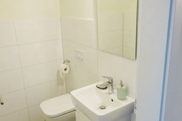 Gäste-WC in der Ferienwohnung Weiße Düne 4 in Wittdün auf Amrum Haus *Weiße Düne* Ferienwohnung Weiße Düne 4