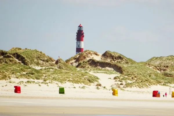 Sandstrand auf der Nordseeinsel Amrum mit Blick auf den Leuchtturm Haus *Weiße Düne* Ferienwohnung Weiße Düne 4