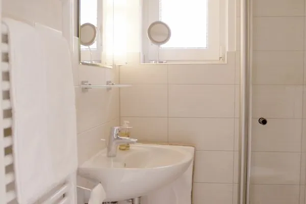 Badezimmer der Ferienwohnung Düne in Norddorf auf Amrum Haus Anneliese Bungalow Düne